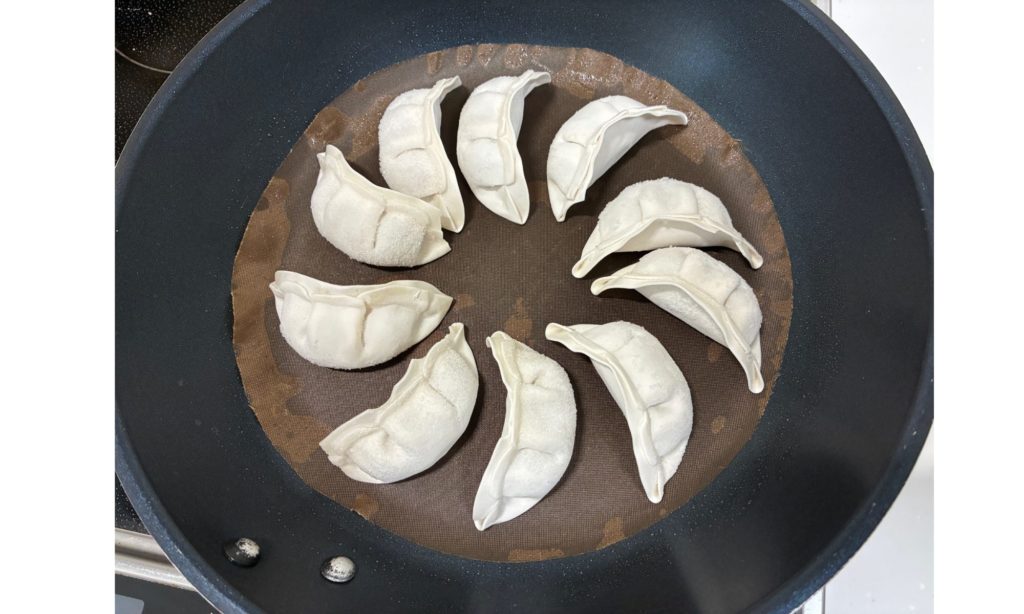 クッキングシートを使った餃子の焼き方ステップ　餃子を並べる