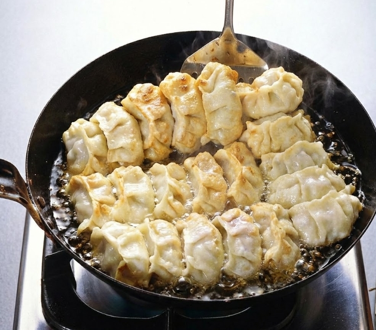 油はねで火傷？フライパンでの安全な焼き方