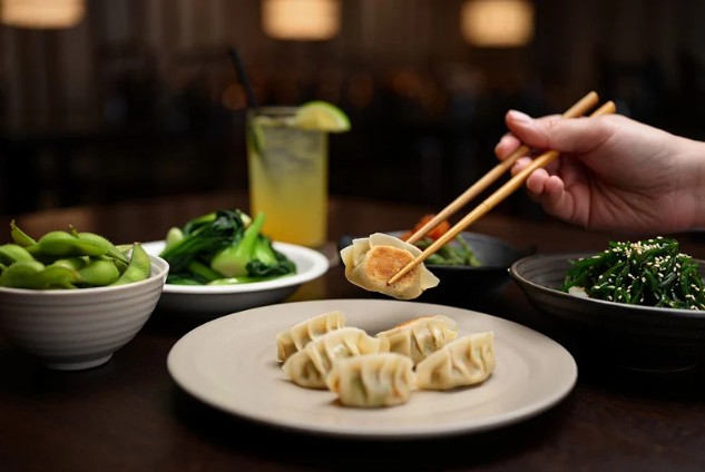余りをリメイク！茹でた水餃子を焼くコツ